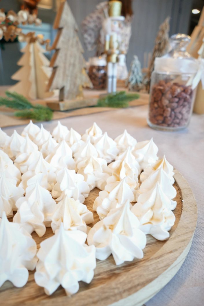 Arbre de Noël chez Vivien et Associés avec un goûter de Noël thème nature et doré : casse- noisette, eucalyptus doré, petits sapins en bois, ours polaire, cagettes en bois , chemin de table en toile de jute. Pâtisseries : sablés décorés de Noël, brochettes de chamallows bonhomme de neige, pères Noël en chocolat, oursons guimauve, rochers coco, cakepops au chocolat, cupcakes vanille, candy bar avec fraises tagada, fils, sucre d'orges.