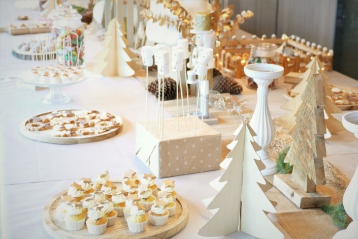 Arbre de Noël chez Vivien et Associés avec un goûter de Noël thème nature et doré : casse- noisette, eucalyptus doré, petits sapins en bois, ours polaire, cagettes en bois , chemin de table en toile de jute. Pâtisseries : sablés décorés de Noël, brochettes de chamallows bonhomme de neige, pères Noël en chocolat, oursons guimauve, rochers coco, cakepops au chocolat, cupcakes vanille, candy bar avec fraises tagada, fils, sucre d'orges.