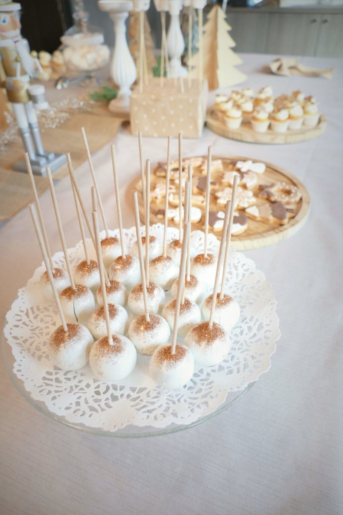 Arbre de Noël chez Vivien et Associés avec un goûter de Noël thème nature et doré : casse- noisette, eucalyptus doré, petits sapins en bois, ours polaire, cagettes en bois , chemin de table en toile de jute. Pâtisseries : sablés décorés de Noël, brochettes de chamallows bonhomme de neige, pères Noël en chocolat, oursons guimauve, rochers coco, cakepops au chocolat, cupcakes vanille, candy bar avec fraises tagada, fils, sucre d'orges.