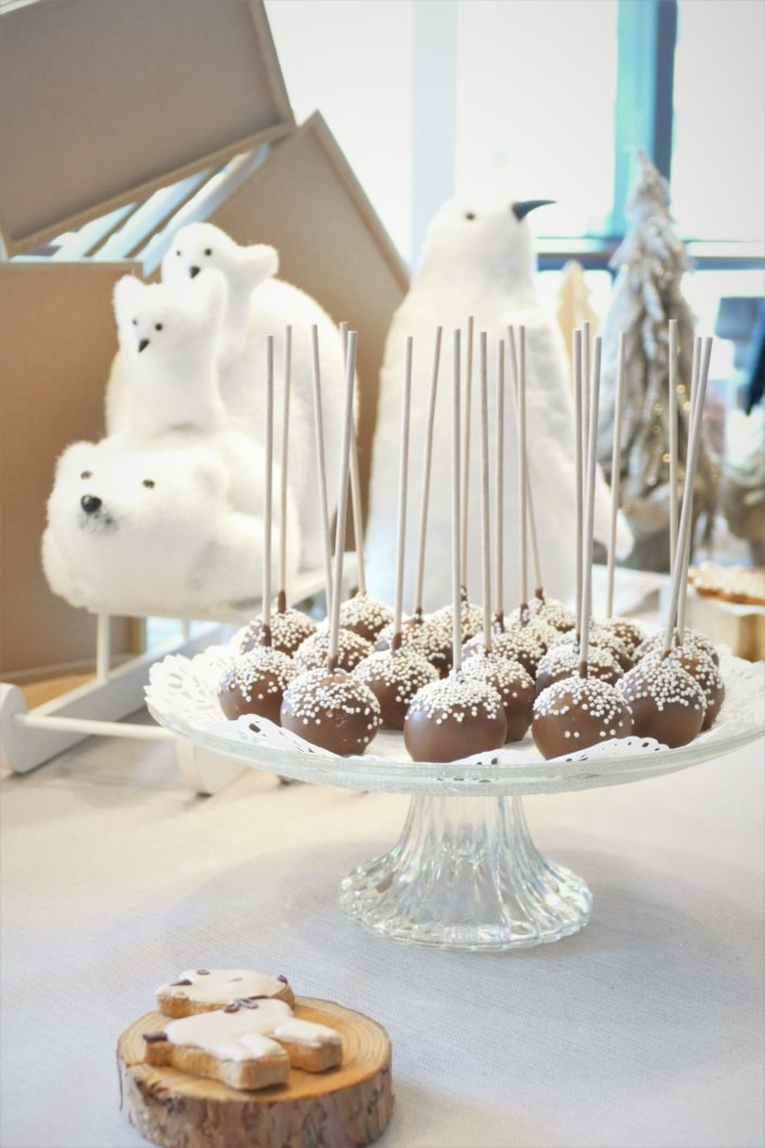 Arbre de Noël chez Vivien et Associés avec un goûter de Noël thème nature et doré : casse- noisette, eucalyptus doré, petits sapins en bois, ours polaire, cagettes en bois , chemin de table en toile de jute. Pâtisseries : sablés décorés de Noël, brochettes de chamallows bonhomme de neige, pères Noël en chocolat, oursons guimauve, rochers coco, cakepops au chocolat, cupcakes vanille, candy bar avec fraises tagada, fils, sucre d'orges.