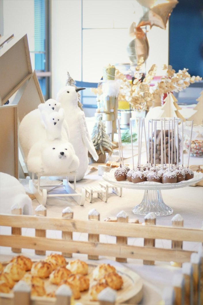 Arbre de Noël chez Vivien et Associés avec un goûter de Noël thème nature et doré : casse- noisette, eucalyptus doré, petits sapins en bois, ours polaire, cagettes en bois , chemin de table en toile de jute. Pâtisseries : sablés décorés de Noël, brochettes de chamallows bonhomme de neige, pères Noël en chocolat, oursons guimauve, rochers coco, cakepops au chocolat, cupcakes vanille, candy bar avec fraises tagada, fils, sucre d'orges.