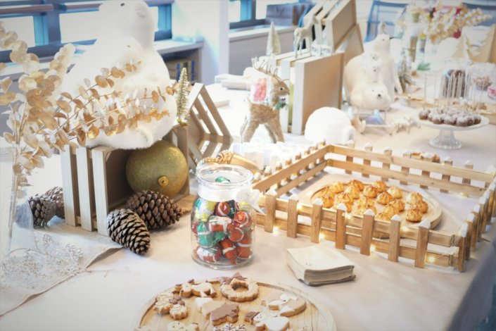 Arbre de Noël chez Vivien et Associés avec un goûter de Noël thème nature et doré : casse- noisette, eucalyptus doré, petits sapins en bois, ours polaire, cagettes en bois , chemin de table en toile de jute. Pâtisseries : sablés décorés de Noël, brochettes de chamallows bonhomme de neige, pères Noël en chocolat, oursons guimauve, rochers coco, cakepops au chocolat, cupcakes vanille, candy bar avec fraises tagada, fils, sucre d'orges.