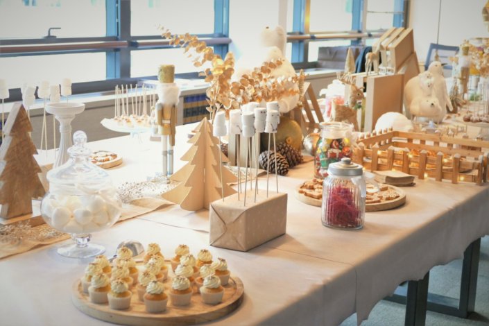 Arbre de Noël chez Vivien et Associés avec un goûter de Noël thème nature et doré : casse- noisette, eucalyptus doré, petits sapins en bois, ours polaire, cagettes en bois , chemin de table en toile de jute. Pâtisseries : sablés décorés de Noël, brochettes de chamallows bonhomme de neige, pères Noël en chocolat, oursons guimauve, rochers coco, cakepops au chocolat, cupcakes vanille, candy bar avec fraises tagada, fils, sucre d'orges.