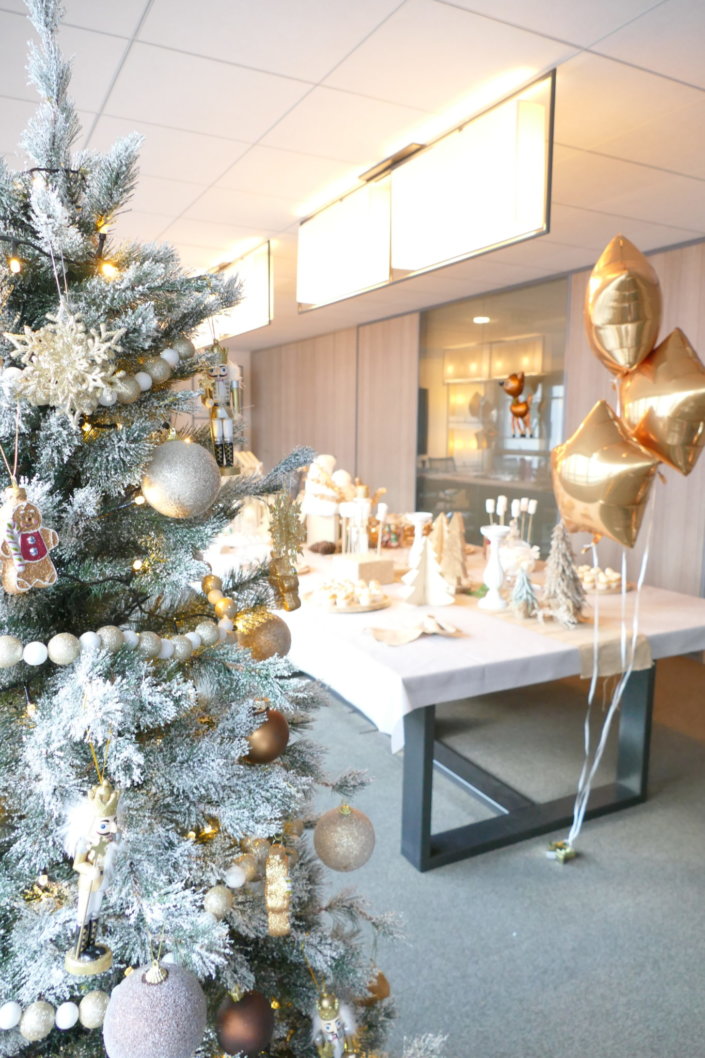 Arbre de Noël chez Vivien et Associés avec un goûter de Noël thème nature et doré : casse- noisette, eucalyptus doré, petits sapins en bois, ours polaire, cagettes en bois , chemin de table en toile de jute. Pâtisseries : sablés décorés de Noël, brochettes de chamallows bonhomme de neige, pères Noël en chocolat, oursons guimauve, rochers coco, cakepops au chocolat, cupcakes vanille, candy bar avec fraises tagada, fils, sucre d'orges.