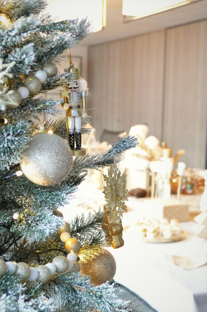 Arbre de Noël chez Vivien et Associés avec un goûter de Noël thème nature et doré : casse- noisette, eucalyptus doré, petits sapins en bois, ours polaire, cagettes en bois , chemin de table en toile de jute. Pâtisseries : sablés décorés de Noël, brochettes de chamallows bonhomme de neige, pères Noël en chocolat, oursons guimauve, rochers coco, cakepops au chocolat, cupcakes vanille, candy bar avec fraises tagada, fils, sucre d'orges.