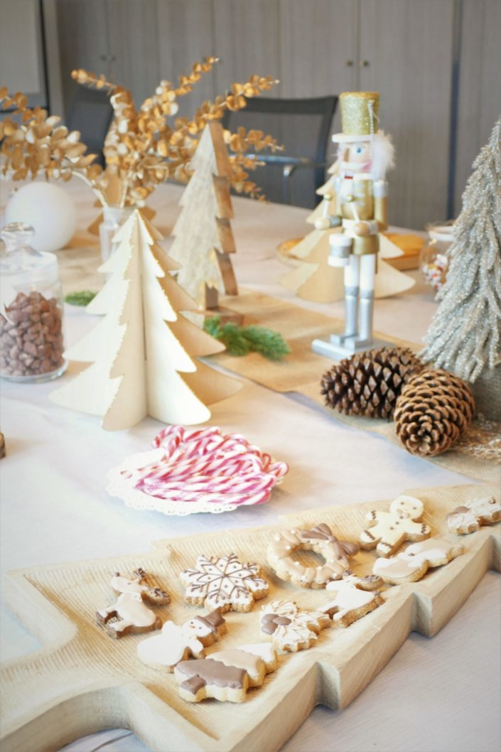 Arbre de Noël chez Vivien et Associés avec un goûter de Noël thème nature et doré : casse- noisette, eucalyptus doré, petits sapins en bois, ours polaire, cagettes en bois , chemin de table en toile de jute. Pâtisseries : sablés décorés de Noël, brochettes de chamallows bonhomme de neige, pères Noël en chocolat, oursons guimauve, rochers coco, cakepops au chocolat, cupcakes vanille, candy bar avec fraises tagada, fils, sucre d'orges.