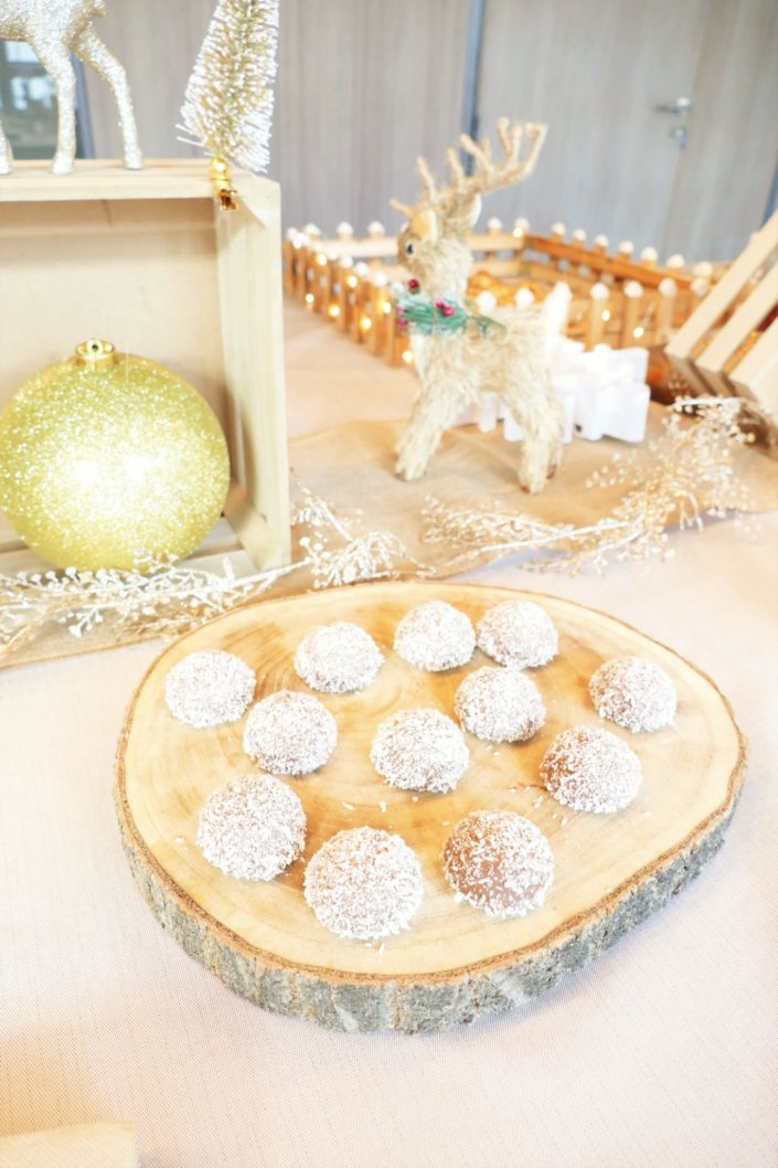 Arbre de Noël chez Vivien et Associés avec un goûter de Noël thème nature et doré : casse- noisette, eucalyptus doré, petits sapins en bois, ours polaire, cagettes en bois , chemin de table en toile de jute. Pâtisseries : sablés décorés de Noël, brochettes de chamallows bonhomme de neige, pères Noël en chocolat, oursons guimauve, rochers coco, cakepops au chocolat, cupcakes vanille, candy bar avec fraises tagada, fils, sucre d'orges.