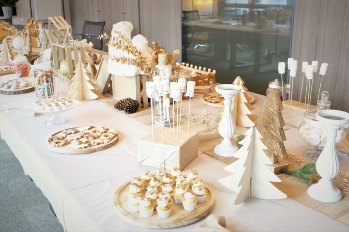 Arbre de Noël chez Vivien et Associés avec un goûter de Noël thème nature et doré : casse- noisette, eucalyptus doré, petits sapins en bois, ours polaire, cagettes en bois , chemin de table en toile de jute. Pâtisseries : sablés décorés de Noël, brochettes de chamallows bonhomme de neige, pères Noël en chocolat, oursons guimauve, rochers coco, cakepops au chocolat, cupcakes vanille, candy bar avec fraises tagada, fils, sucre d'orges.