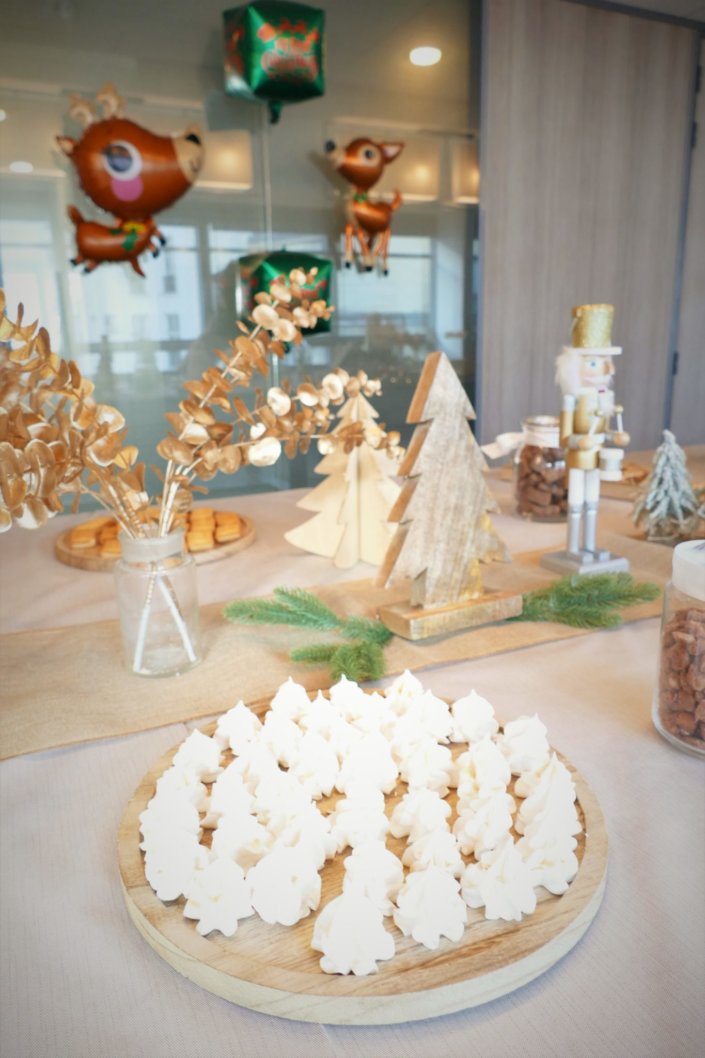 Arbre de Noël chez Vivien et Associés avec un goûter de Noël thème nature et doré : casse- noisette, eucalyptus doré, petits sapins en bois, ours polaire, cagettes en bois , chemin de table en toile de jute. Pâtisseries : sablés décorés de Noël, brochettes de chamallows bonhomme de neige, pères Noël en chocolat, oursons guimauve, rochers coco, cakepops au chocolat, cupcakes vanille, candy bar avec fraises tagada, fils, sucre d'orges.