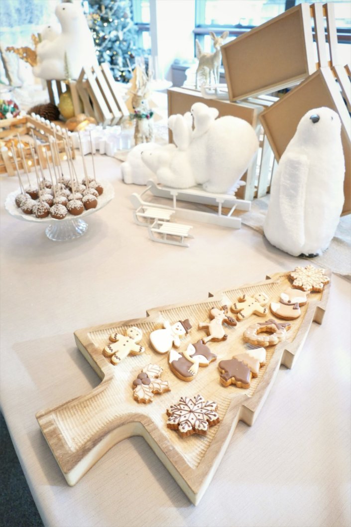 Arbre de Noël chez Vivien et Associés avec un goûter de Noël thème nature et doré : casse- noisette, eucalyptus doré, petits sapins en bois, ours polaire, cagettes en bois , chemin de table en toile de jute. Pâtisseries : sablés décorés de Noël, brochettes de chamallows bonhomme de neige, pères Noël en chocolat, oursons guimauve, rochers coco, cakepops au chocolat, cupcakes vanille, candy bar avec fraises tagada, fils, sucre d'orges.