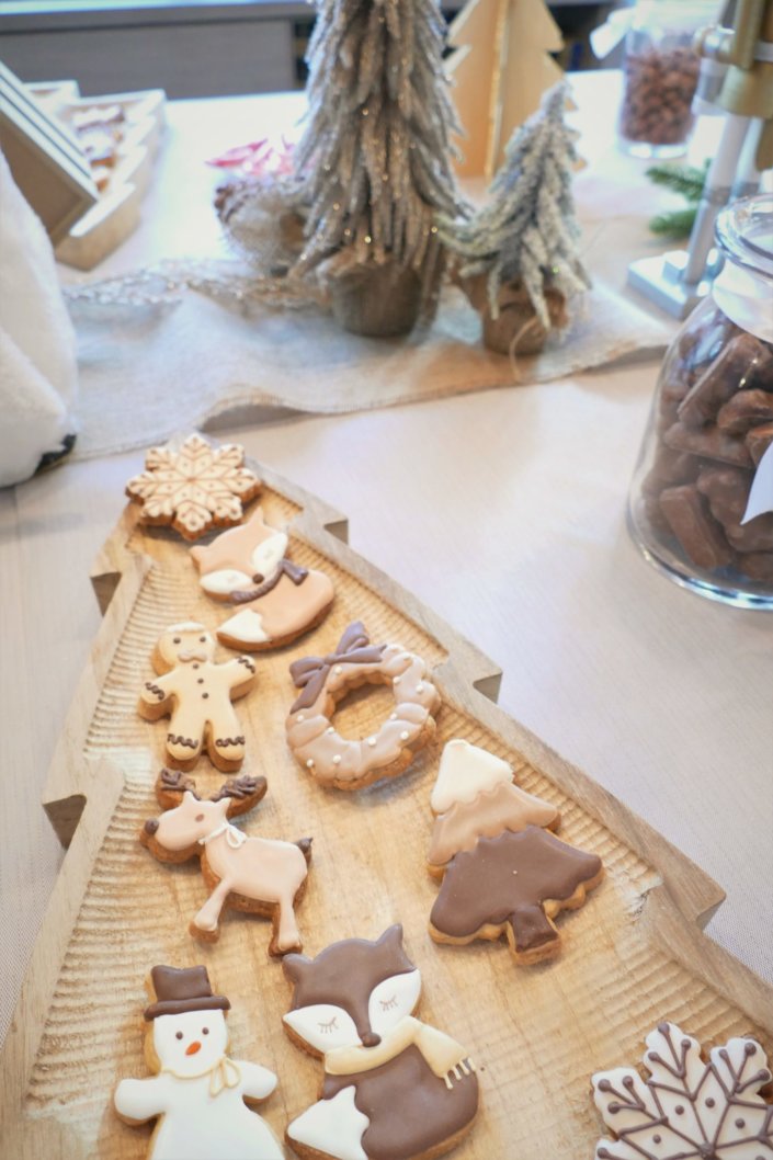 Arbre de Noël chez Vivien et Associés avec un goûter de Noël thème nature et doré : casse- noisette, eucalyptus doré, petits sapins en bois, ours polaire, cagettes en bois , chemin de table en toile de jute. Pâtisseries : sablés décorés de Noël, brochettes de chamallows bonhomme de neige, pères Noël en chocolat, oursons guimauve, rochers coco, cakepops au chocolat, cupcakes vanille, candy bar avec fraises tagada, fils, sucre d'orges.