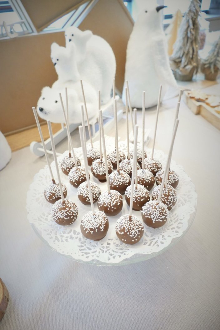 Arbre de Noël chez Vivien et Associés avec un goûter de Noël thème nature et doré : casse- noisette, eucalyptus doré, petits sapins en bois, ours polaire, cagettes en bois , chemin de table en toile de jute. Pâtisseries : sablés décorés de Noël, brochettes de chamallows bonhomme de neige, pères Noël en chocolat, oursons guimauve, rochers coco, cakepops au chocolat, cupcakes vanille, candy bar avec fraises tagada, fils, sucre d'orges.