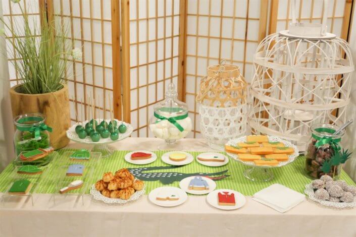 Goûter pour Lacoste avec sablés décorés short, polo, hoodies, casquette, balle de tennis. Cakepops verts, candy bar, financiers, boules coco et décoration crocodile en vert et blanc