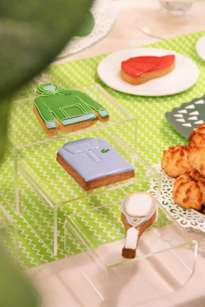 Goûter pour Lacoste avec sablés décorés short, polo, hoodies, casquette, balle de tennis. Cakepops verts, candy bar, financiers, boules coco et décoration crocodile en vert et blanc