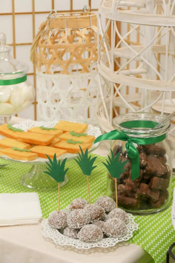 Goûter pour Lacoste avec sablés décorés short, polo, hoodies, casquette, balle de tennis. Cakepops verts, candy bar, financiers, boules coco et décoration crocodile en vert et blanc