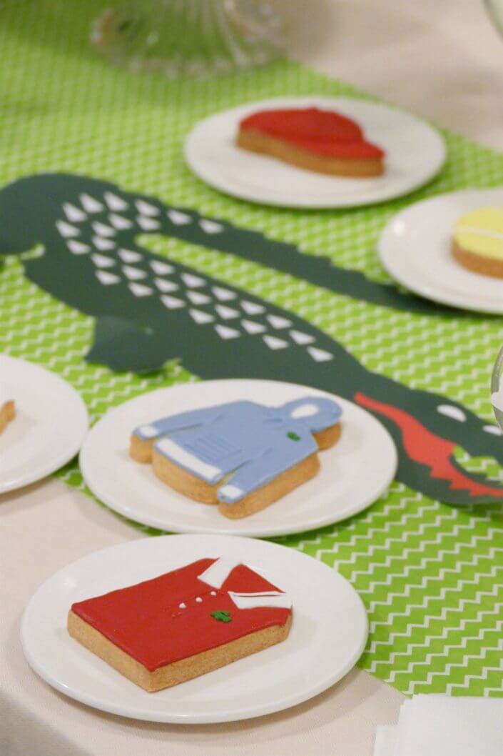 Goûter pour Lacoste avec sablés décorés short, polo, hoodies, casquette, balle de tennis. Cakepops verts, candy bar, financiers, boules coco et décoration crocodile en vert et blanc