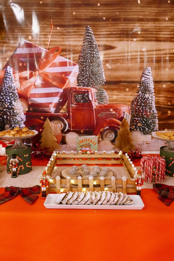 Goûter de Noël traditionnel avec sablés décorés, cake aux fruits, rochers coco, candy bar avec oursons guimauve, fraises tagada et décoration avec sapins, casse noisette, nœuds en tartan, sucres d'orge