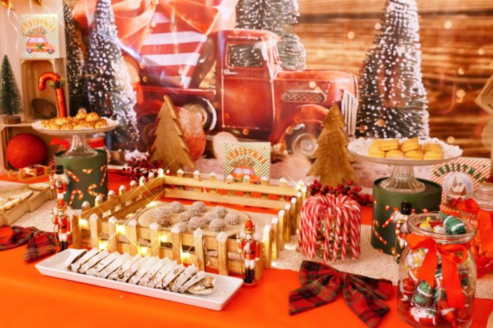 Goûter de Noël traditionnel avec sablés décorés, cake aux fruits, rochers coco, candy bar avec oursons guimauve, fraises tagada et décoration avec sapins, casse noisette, nœuds en tartan, sucres d'orge