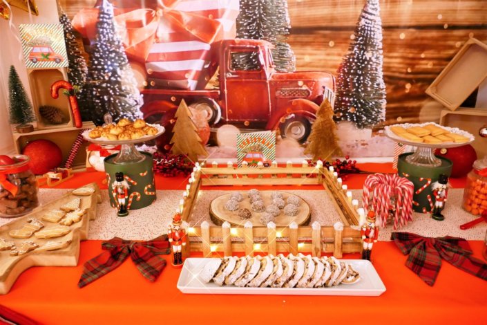 Goûter de Noël traditionnel avec sablés décorés, cake aux fruits, rochers coco, candy bar avec oursons guimauve, fraises tagada et décoration avec sapins, casse noisette, nœuds en tartan, sucres d'orge