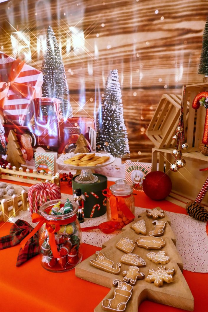 Goûter de Noël traditionnel avec sablés décorés, cake aux fruits, rochers coco, candy bar avec oursons guimauve, fraises tagada et décoration avec sapins, casse noisette, nœuds en tartan, sucres d'orge