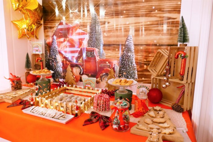 Goûter de Noël traditionnel avec sablés décorés, cake aux fruits, rochers coco, candy bar avec oursons guimauve, fraises tagada et décoration avec sapins, casse noisette, nœuds en tartan, sucres d'orge