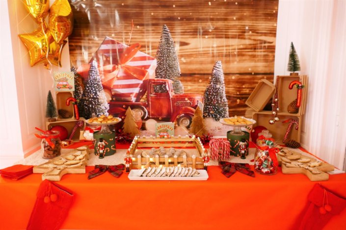 Goûter de Noël traditionnel avec sablés décorés, cake aux fruits, rochers coco, candy bar avec oursons guimauve, fraises tagada et décoration avec sapins, casse noisette, nœuds en tartan, sucres d'orge