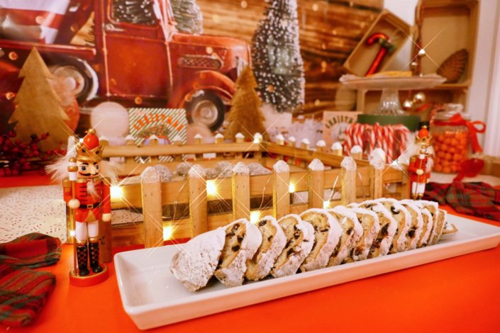 Goûter de Noël traditionnel avec sablés décorés, cake aux fruits, rochers coco, candy bar avec oursons guimauve, fraises tagada et décoration avec sapins, casse noisette, nœuds en tartan, sucres d'orge