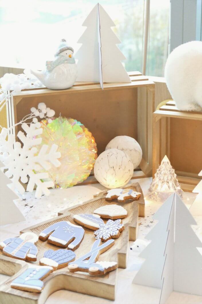 Goûter de Noël Polaire avec une décoration hiver enneigé en blanc : sapins pailletés, ours, pingouin, igloo. Fontaines à boissons, sapins meringue, financiers, sablés décorés de Noël