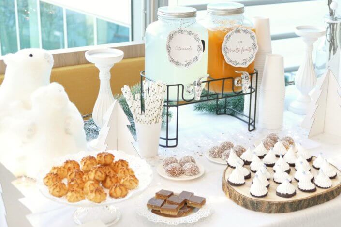 Goûter de Noël Polaire avec une décoration hiver enneigé en blanc : sapins pailletés, ours, pingouin, igloo. Fontaines à boissons, sapins meringue, financiers, sablés décorés de Noël