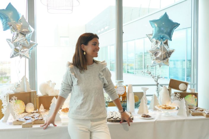 Goûter de Noël Polaire avec une décoration hiver enneigé en blanc : sapins pailletés, ours, pingouin, igloo. Fontaines à boissons, sapins meringue, financiers, sablés décorés de Noël