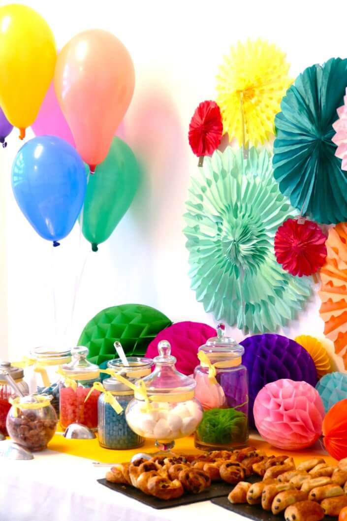 Petit déjeuner retour au bureau chez Genetec - Yaourt bar avec de multiples toppings, candy bar et décoration joyeuse et colorée