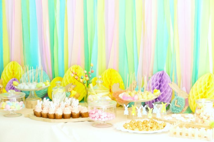 Goûter de Pâques pour les enfants chez Eurazeo à l'occasion de leur family day : décoration pastel, cupcakes, cakepops, candybar, ballons, pâtisseries personnalisées