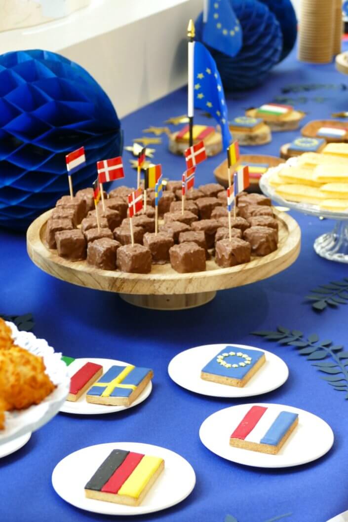 Goûter thème Europe pour l'ANCT avec sablés décorés drapeaux, boules de guimauve au chocolat, financiers, fontaines à boissons