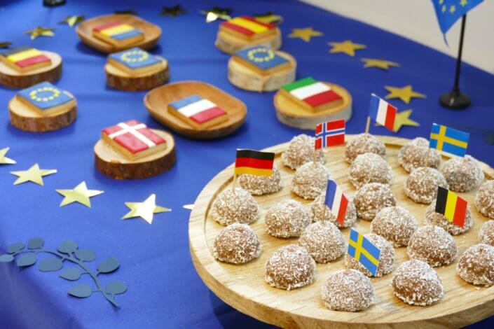 Goûter thème Europe pour l'ANCT avec sablés décorés drapeaux, boules de guimauve au chocolat, financiers, fontaines à boissons