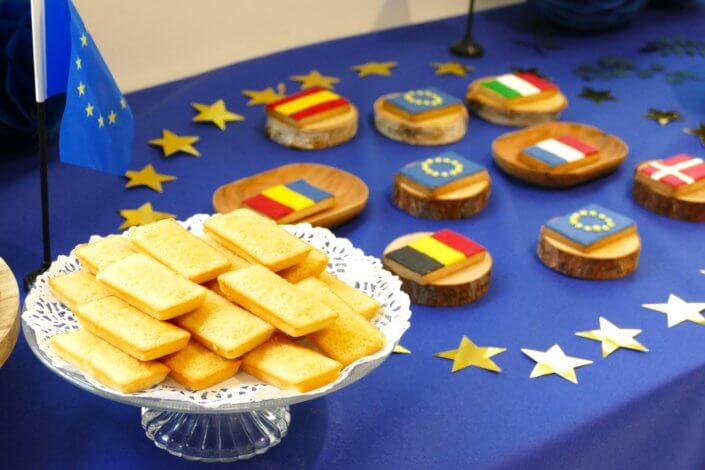 Goûter thème Europe pour l'ANCT avec sablés décorés drapeaux, boules de guimauve au chocolat, financiers, fontaines à boissons