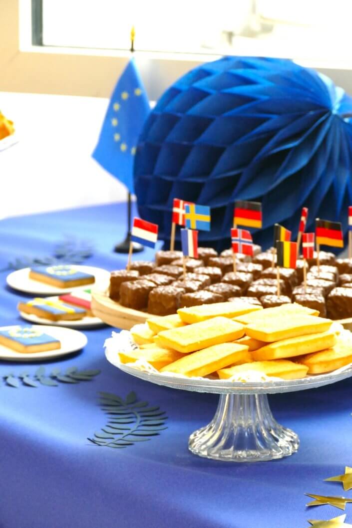 Goûter thème Europe pour l'ANCT avec sablés décorés drapeaux, boules de guimauve au chocolat, financiers, fontaines à boissons