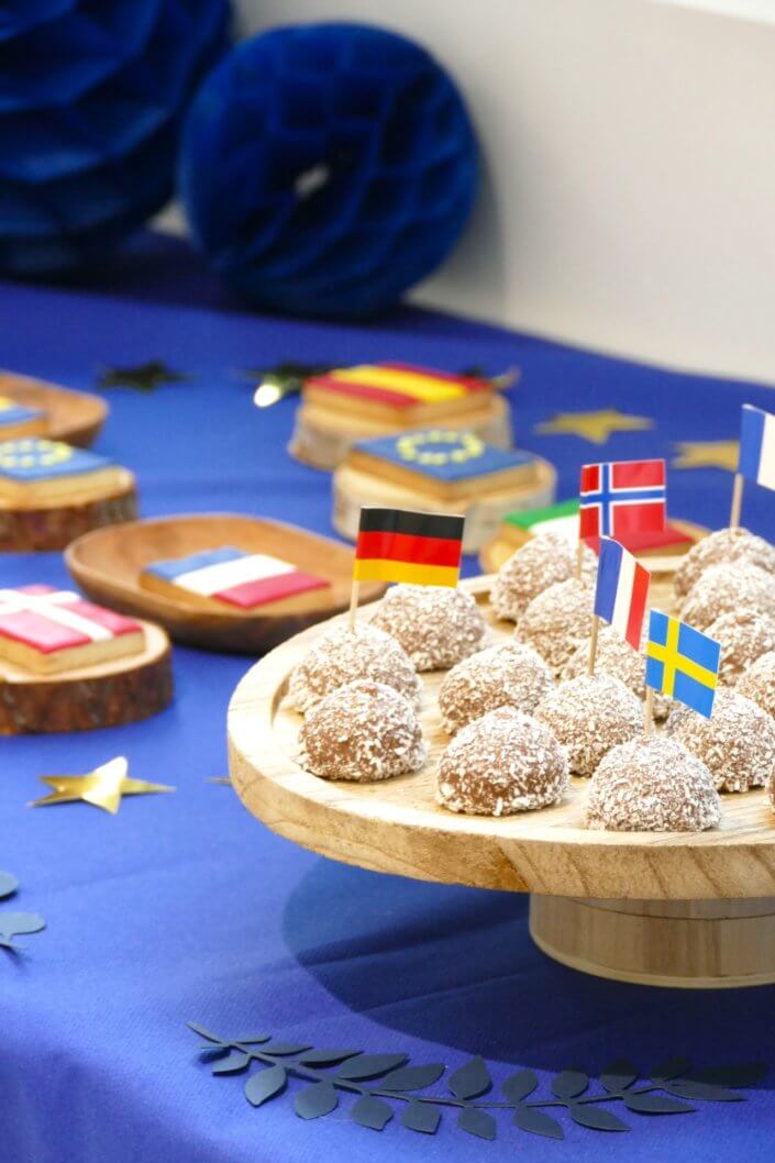 Goûter thème Europe pour l'ANCT avec sablés décorés drapeaux, boules de guimauve au chocolat, financiers, fontaines à boissons