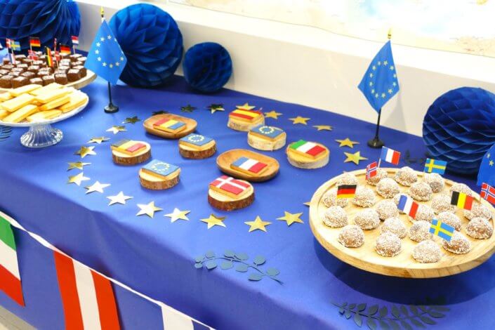 Goûter thème Europe pour l'ANCT avec sablés décorés drapeaux, boules de guimauve au chocolat, financiers, fontaines à boissons