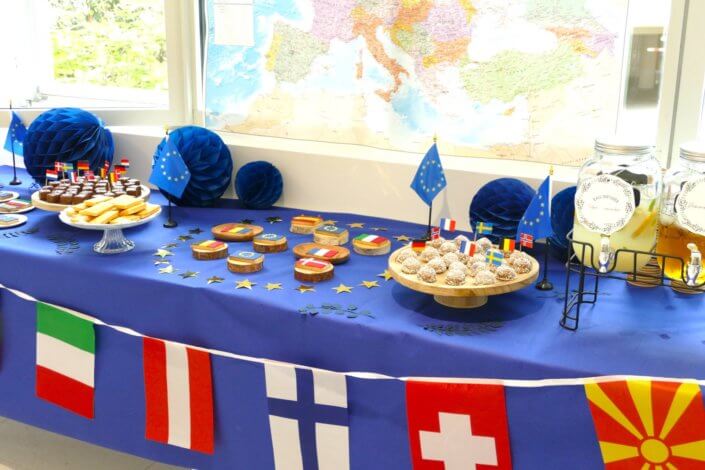 Goûter thème Europe pour l'ANCT avec sablés décorés drapeaux, boules de guimauve au chocolat, financiers, fontaines à boissons