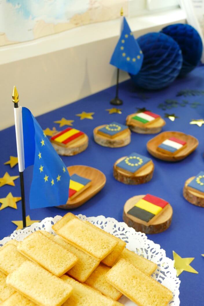 Goûter thème Europe pour l'ANCT avec sablés décorés drapeaux, boules de guimauve au chocolat, financiers, fontaines à boissons