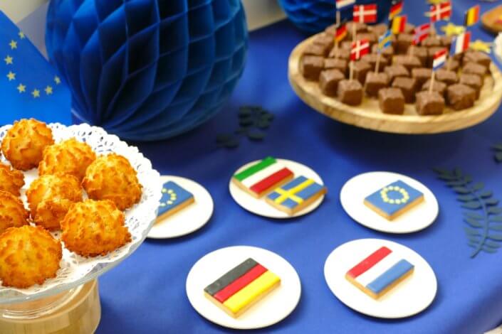 Goûter thème Europe pour l'ANCT avec sablés décorés drapeaux, boules de guimauve au chocolat, financiers, fontaines à boissons