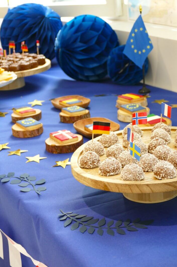 Goûter thème Europe pour l'ANCT avec sablés décorés drapeaux, boules de guimauve au chocolat, financiers, fontaines à boissons