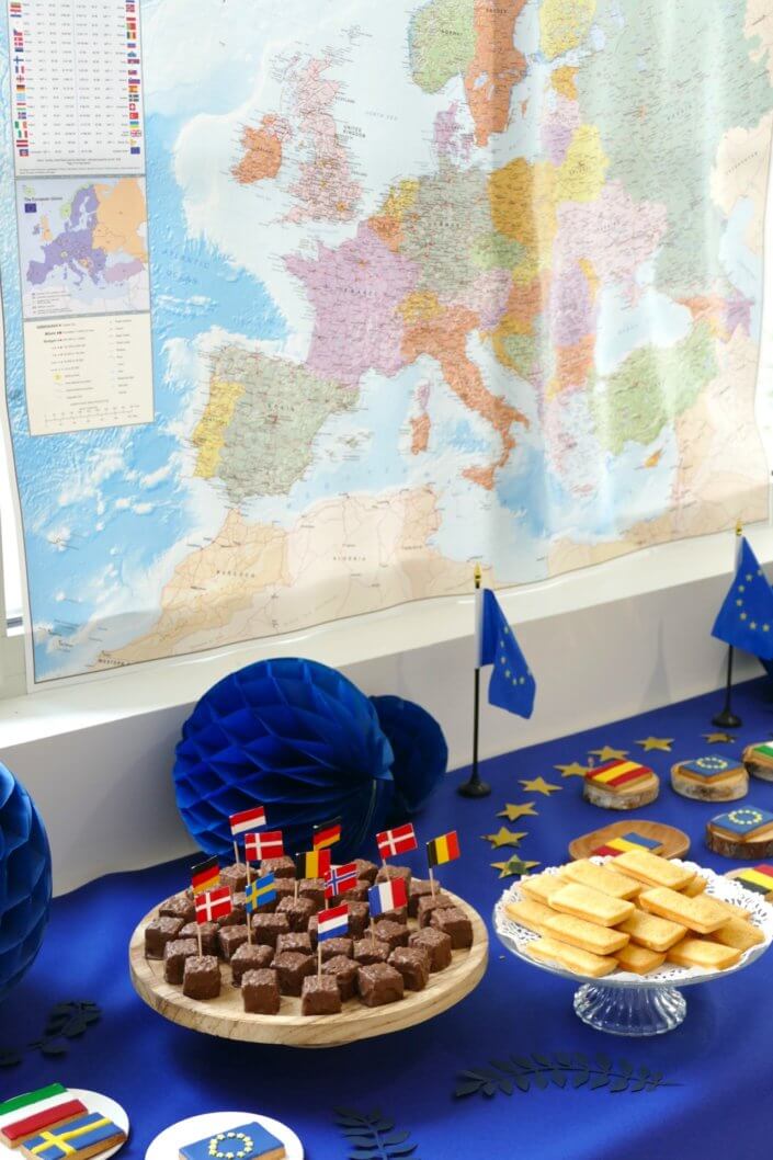 Goûter thème Europe pour l'ANCT avec sablés décorés drapeaux, boules de guimauve au chocolat, financiers, fontaines à boissons