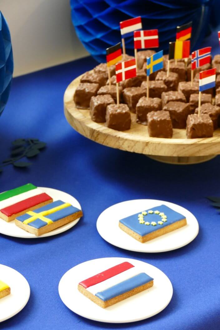 Goûter thème Europe pour l'ANCT avec sablés décorés drapeaux, boules de guimauve au chocolat, financiers, fontaines à boissons