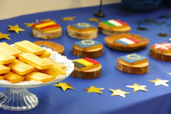 Goûter thème Europe pour l'ANCT avec sablés décorés drapeaux, boules de guimauve au chocolat, financiers, fontaines à boissons