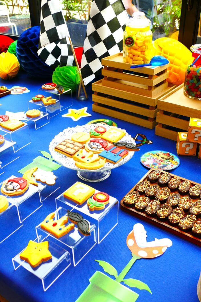 Pâtisseries personnalisées (sablés décorés) et décoration Mario Kart pour le tournoi organisé par Twitch - Candy Bar -