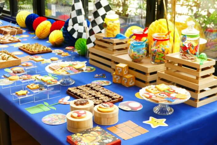 Pâtisseries personnalisées (sablés décorés) et décoration Mario Kart pour le tournoi organisé par Twitch - Candy Bar -