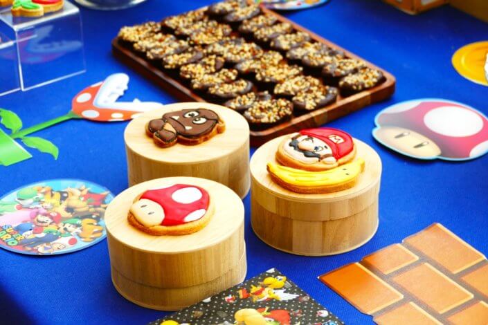 Pâtisseries personnalisées (sablés décorés) et décoration Mario Kart pour le tournoi organisé par Twitch - Candy Bar -
