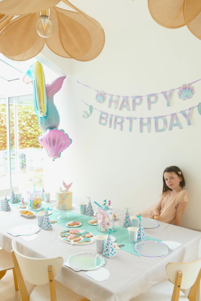 Mermaid Party / 7 ans de Chiara / Goûter d'anniversaire pastel thème sous la mer, sirène. Sablés décorés , birthday cake, bonbons, rochers coco, décoration