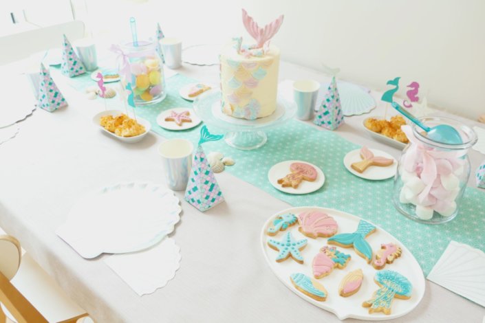 Mermaid Party / 7 ans de Chiara / Goûter d'anniversaire pastel thème sous la mer, sirène. Sablés décorés , birthday cake, bonbons, rochers coco, décoration